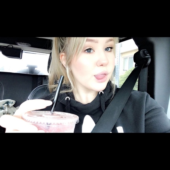 Meet your Posher, Alexis - Picture 1 of 1